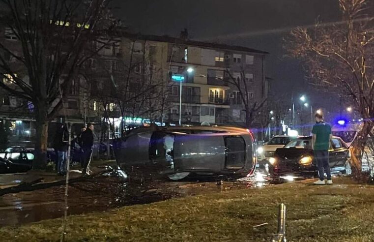 Aksident i rëndë në afërsi të QKUK-së, njëra makinë rrokulliset në mes të rrugës