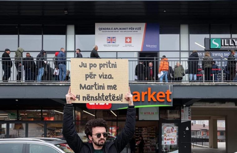 Qytetarët po prisnin për viza, aktivisti ua kujton me parullë: Martin Berishaj ka 4 nënshtetësi