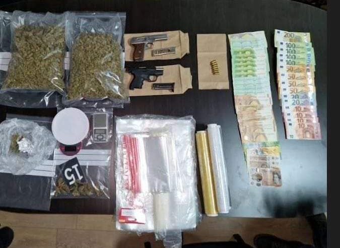 Aksion i Policisë në Prizren, në shtëpinë e një qytetari kapen narkotikë, armë dhe para