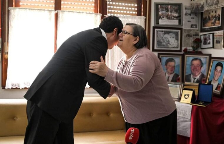 Kryeministri Kurti viziton Nënën Ferdonije: I falënderohemi për jetë, i kemi borxh secili
