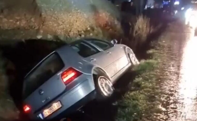 Aksidentohet një veturë në Prizren, përfundon jashtë rrugës
