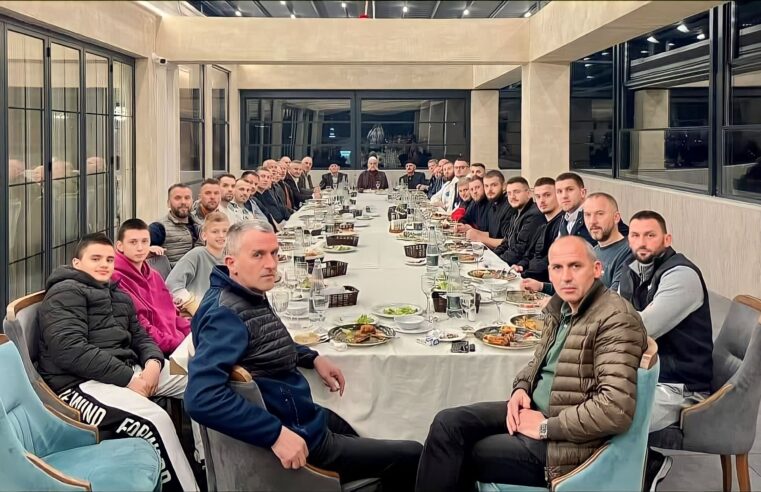 Bekim Hamëz Jashari: Bashkë me mixhën e dashur Rifat, nipa dhe miq në një iftar madhështor që na kujton iftarët që organizonim dikur kur sofra  ishte plotë, me babën Shaban, burra, djem, nipa, shokë, miq e dashamirë