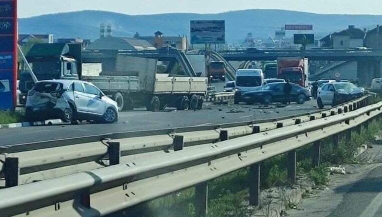 Aksident i rëndë trafiku në Komoran, përfshihen disa automjete