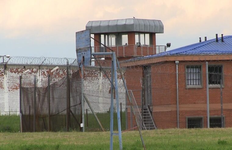 Arrestohet babai, dyshohet se i dërgoinarkotikë djalit në Dubravë