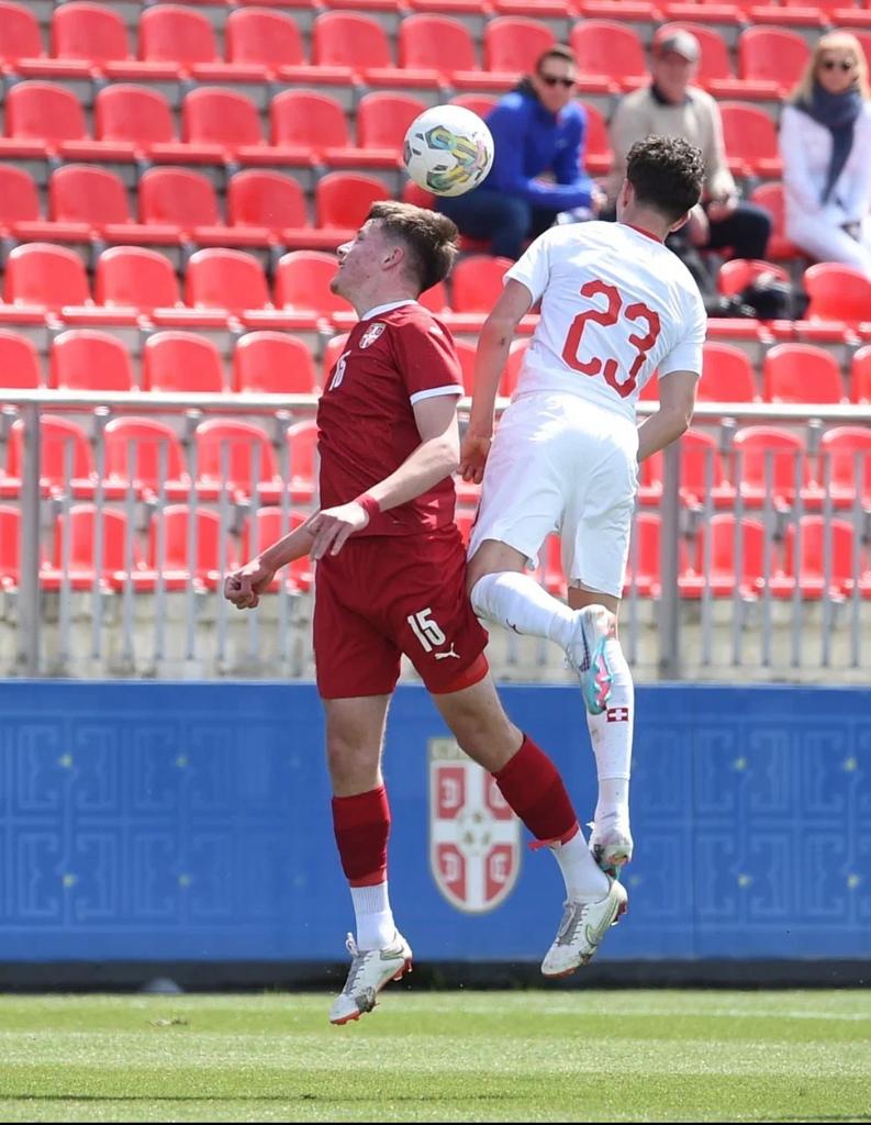 Futbollisti Agon Rexhaj nga Korisha shënon golin e fitores në Beograd për ekipin e Zvicrës në grupmoshën U 16 në ndeshjen me Sërbinë