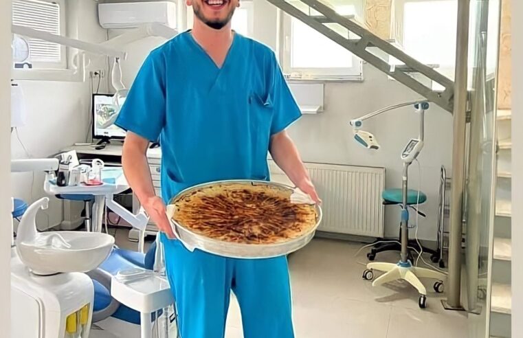 Një stomatologu nga Peja i është gatuar një tepsi me fli si shenjë falënderimi nga pacienti i ndarë i kënaqur me punën