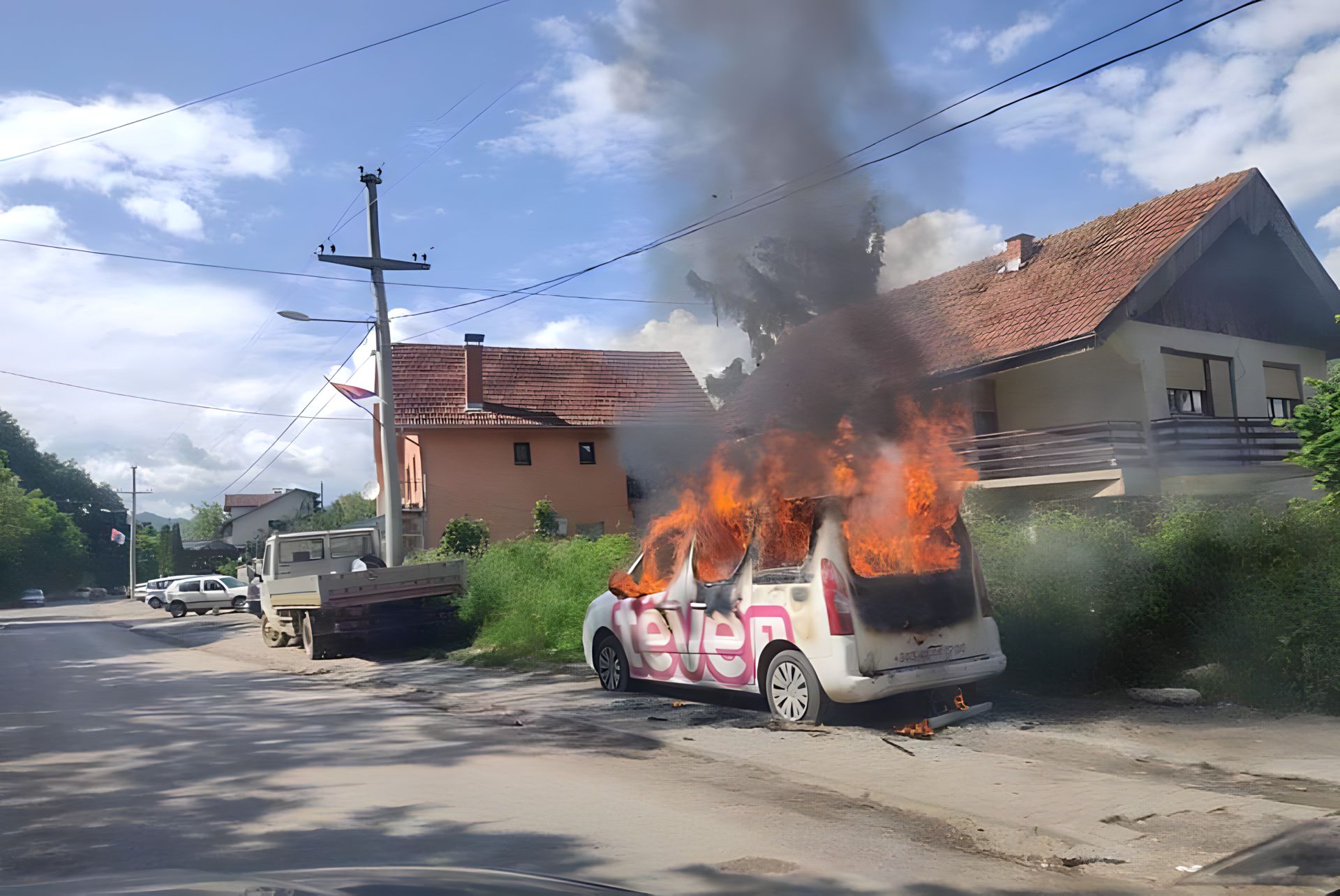 Është djegur automjeti i televizionit “TëVë1” gjatë raportimit nga Zubin Potoku.