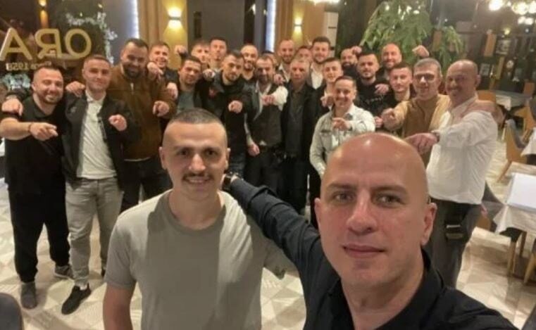 Djali i ushtarit të UÇK-së përshëndetet me kolegët e punës, merr rrugën e mërgimit