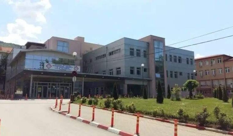 Humbi shikimin në njërin sy pas operimit të sinuseve, 48-vjeçari denoncon kirurgun e spitalit në Prizren