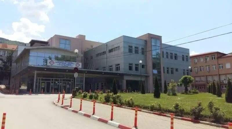 Humbi shikimin në njërin sy pas operimit të sinuseve, 48-vjeçari denoncon kirurgun e spitalit në Prizren