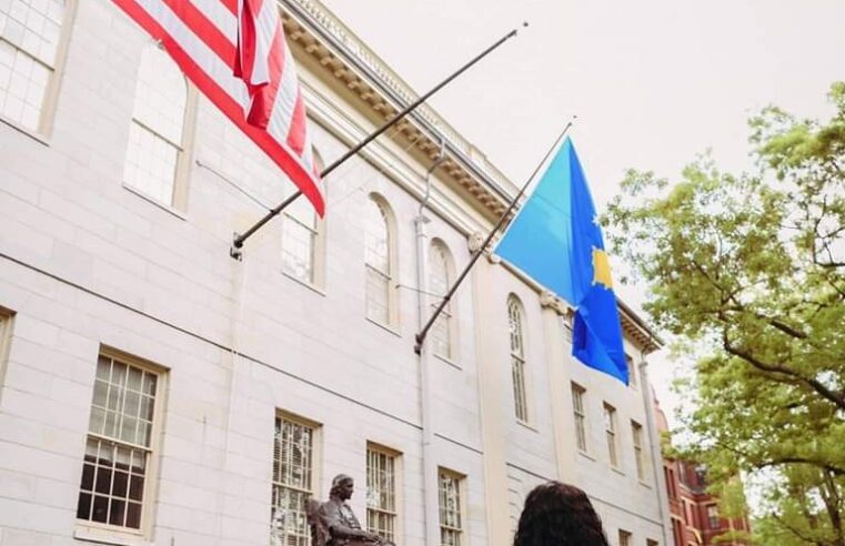 🇽🇰 🇺🇸Presidentja Osmani: Gjatë vizitës në Universitetin e Harvardit, flamuri i Republikës së Kosovës valonte krenar pranë atij amerikan, si shenjë konfirmimi i partneritetit të veçantë ndërmjet dy vendeve tona.
