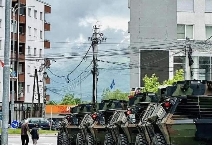 Kolona ushtarake e FSK-së 🇽🇰 parakalon me Autoblinda super moderne