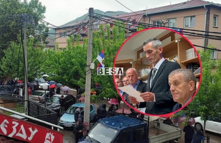 Kryetari i Komunës së Zveçanit hynë brenda në objekt