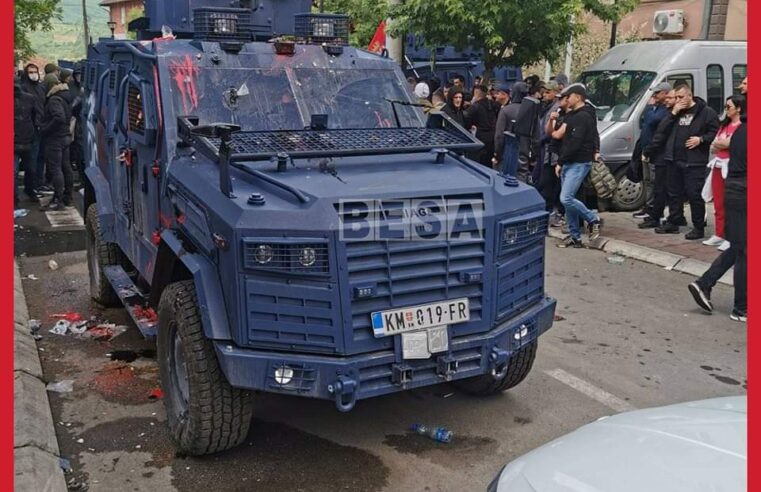 Serbët dëmtojnë autoblindin e Policisë së Kosovës, ia vendosin tabelat “KM” dhe i vendosin mbishkrime nacionaliste serbe
