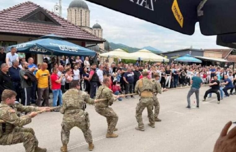 KFOR-i dhe serbët lokalë i masin forcat në tërheqjen e litarit në Leposaviq