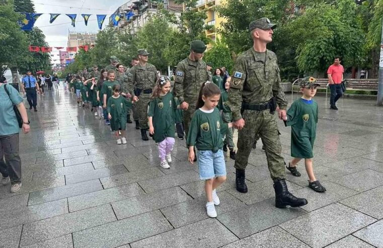 Fëmijët së bashku me FSK-në parakalojnë në sheshin e Prishtinës