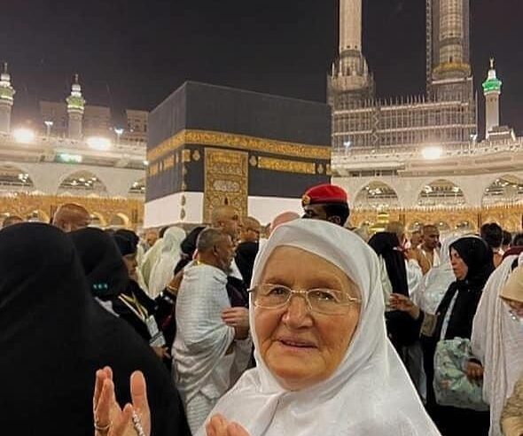 Nëna Fahrije, nëna e dëshmores Xhevë Lladrovci në Qabe duke u lutur 🕋🤲🏻🕌