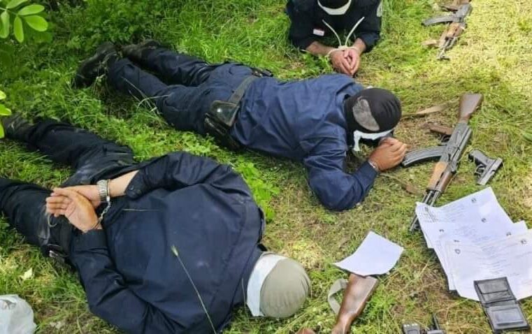 Tre policët e rrëmbyer pritet të dalin sot para gjykatës në Serbi