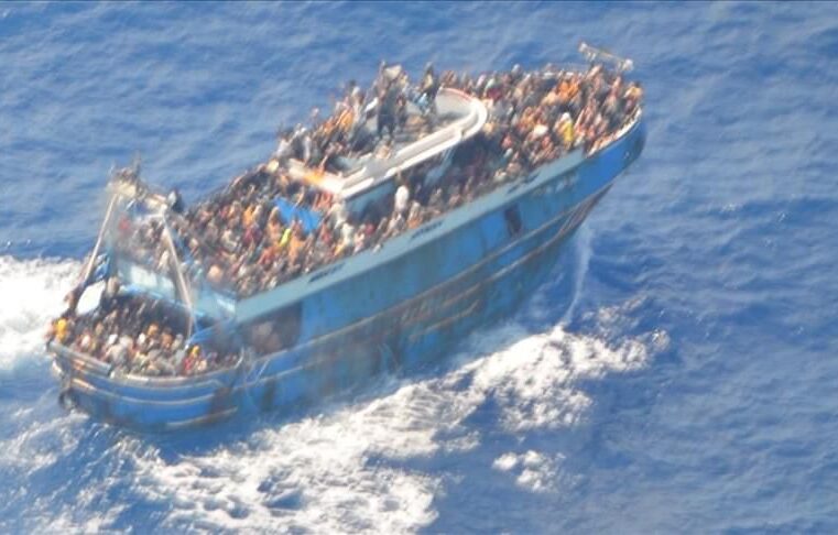 Tragjedi/Rreth 500 persona të zhdukur nga mbytja e anijes në Greqi, pretendohet se ekipet Greke janë përpjekur të shtyjnë drejt ujërave italiane anijen