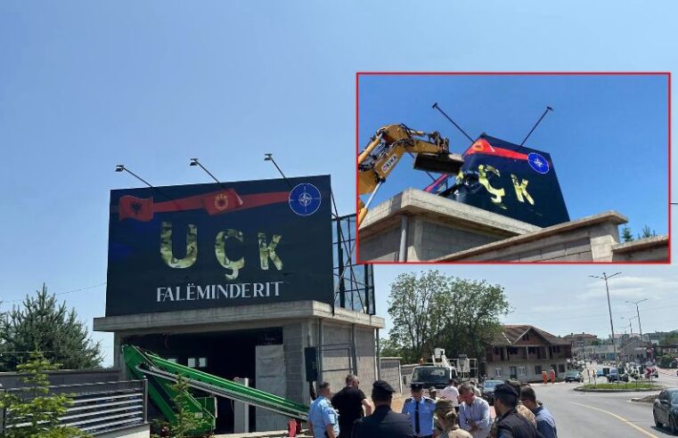 Policia dhe KFOR-i largojnë panot e vendosura në Deçan me logon e UÇK-së dhe NATO-s
