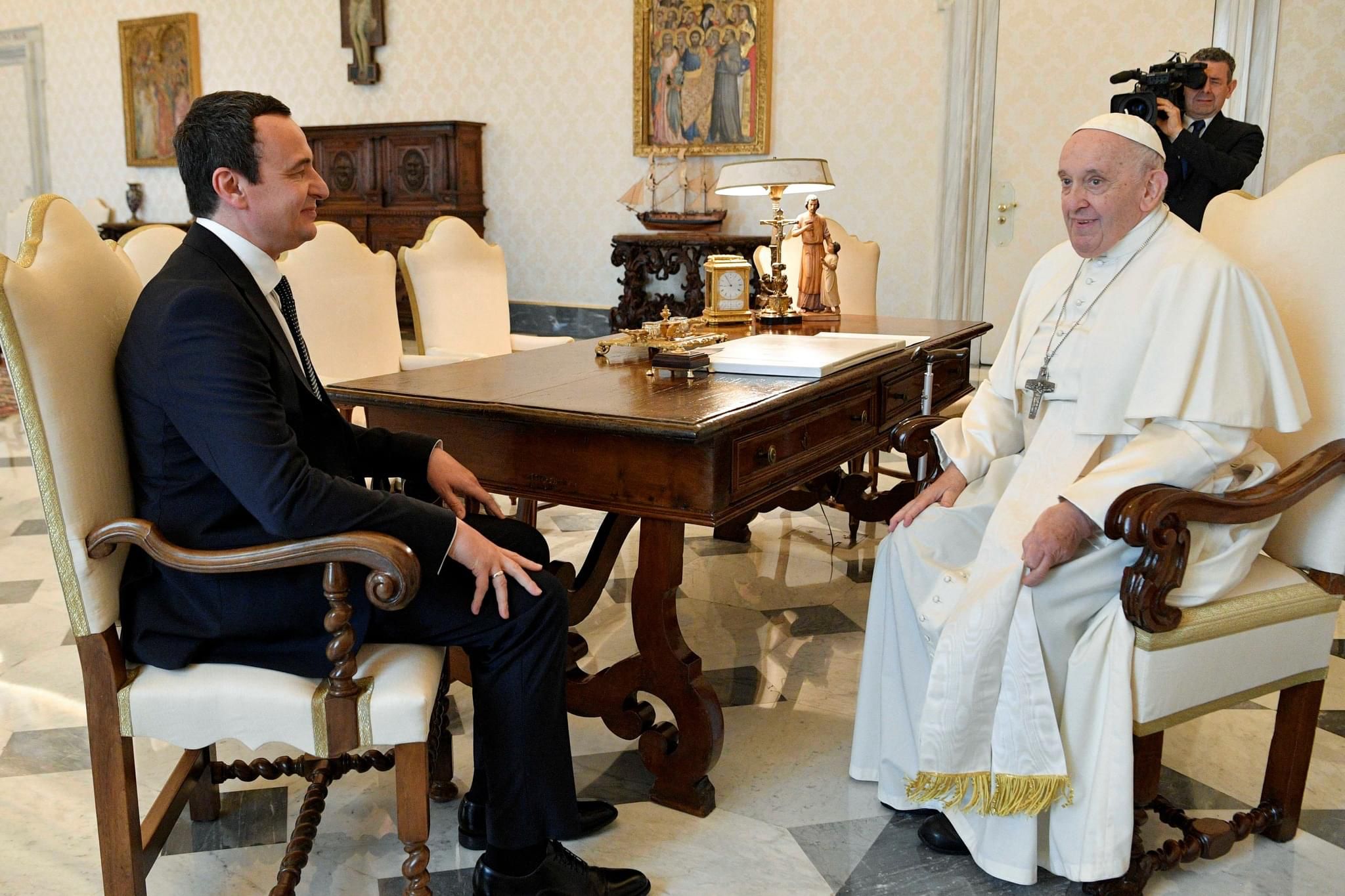 Kryeministri i Kosovës, Albin Kurti në Vatikan në takim me Papa Françeskun