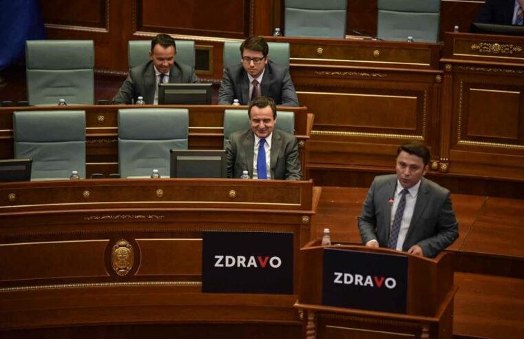 PDK ia vendos Kurtit dhe foltores së kuvendit pankartën ”ZDRAVO”