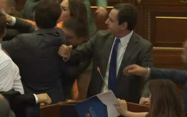 Rrahje masive në Kuvendin e Kosovës