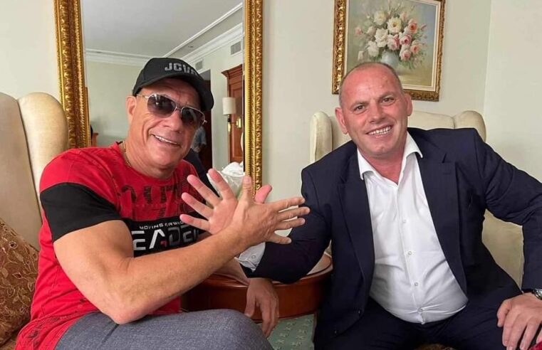 Lladrovci foto me Van Damme: Shqiponja e bën dallimin!