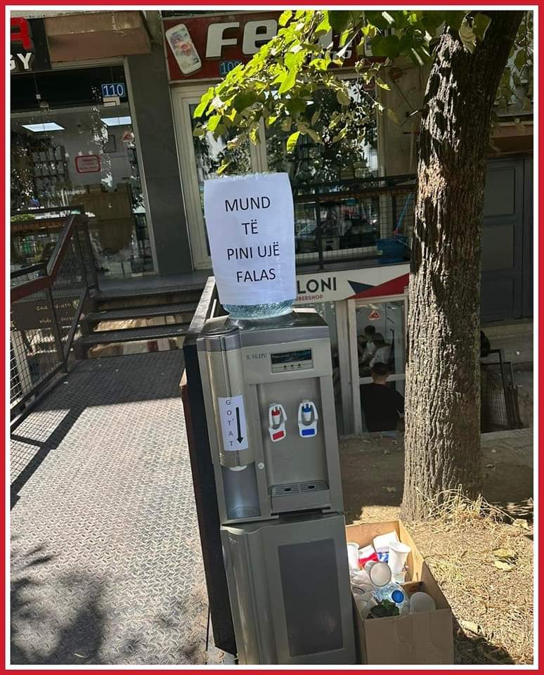Gjest i mrekullueshëm: Dyqani në Prishtinë shërben ujë falas për të gjithë qytetarët që kalojnë pranë 👏