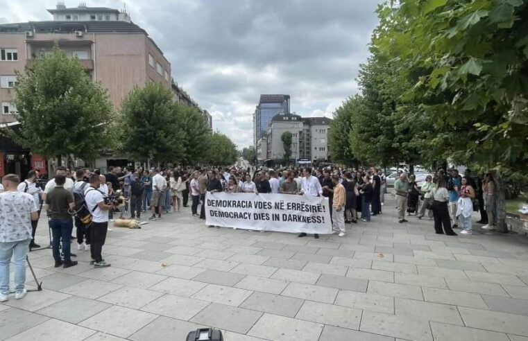Nis protesta e gazetarëve, “Demokracia vdes në errësirë” – mediet me Klan Kosovën