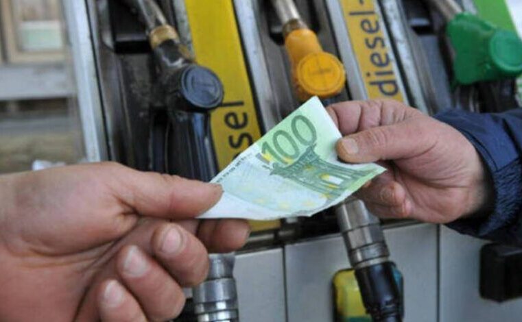 Shoferi e mbush veturën me derivate në EXFIS dhe paguan me 100 € false, ia kthejnë 80 origjinal