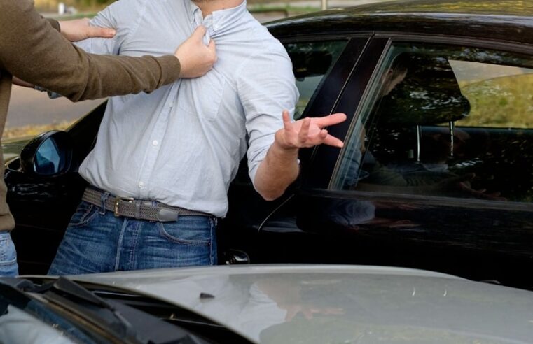 Prizren: Kërcet grushti pas aksidentit në komunikacion, i riu sulmon fizikisht 75-vjeçarin