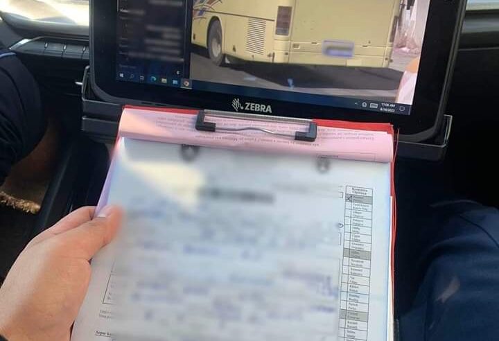 Policia e Kosovës identifikon autobusin e paregjistruar përmes veturës me pajisje inteligjente, gjobitet me 300 euro