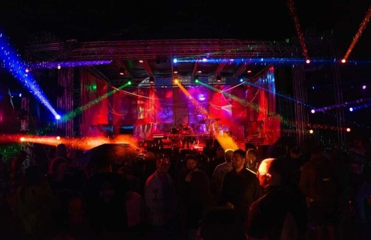 Reagon “DokuFest”: S’pati persona nën-18 vjeç në shfaqjen e bujshme “nudo”, po sulmohemi qëllimshëm