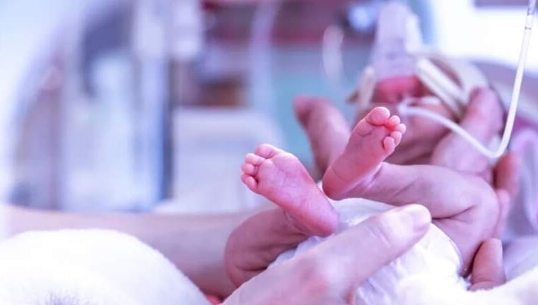 Gruaja me vdekje të trurit arriti të sjell në jetë një foshnje të shëndoshë