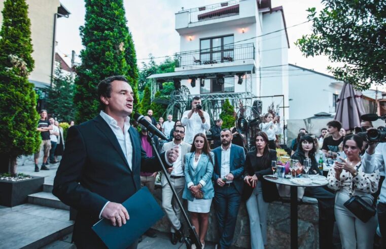 Kryeministri Kurti në Prizren, merr pjesë në recepcionin e organizuar nga Dokufest