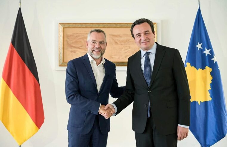 Deputeti gjerman Roth: Vuçiqi është përgjegjës për dhunën ndaj KFOR-it në veri