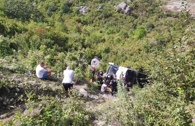 Aksident i rëndë në Mal të Zi, autobusi bie në greminë, vdesin dy persona