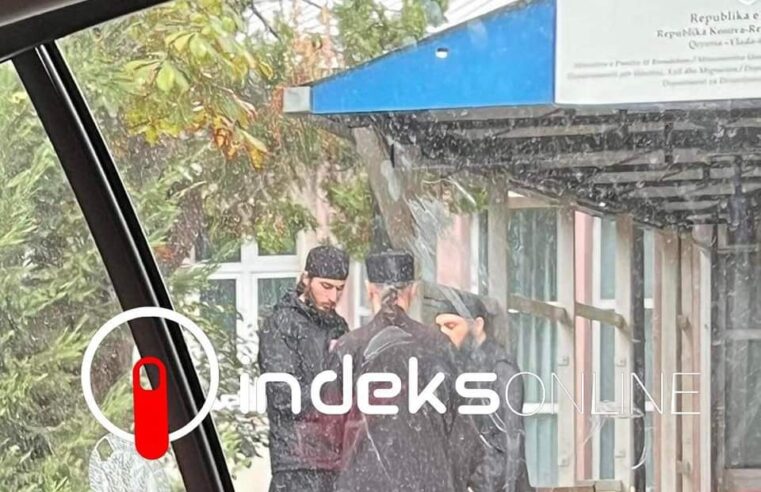 Klerikët fetar serbë shihen në Prishtinë tek stacioni i Policisë