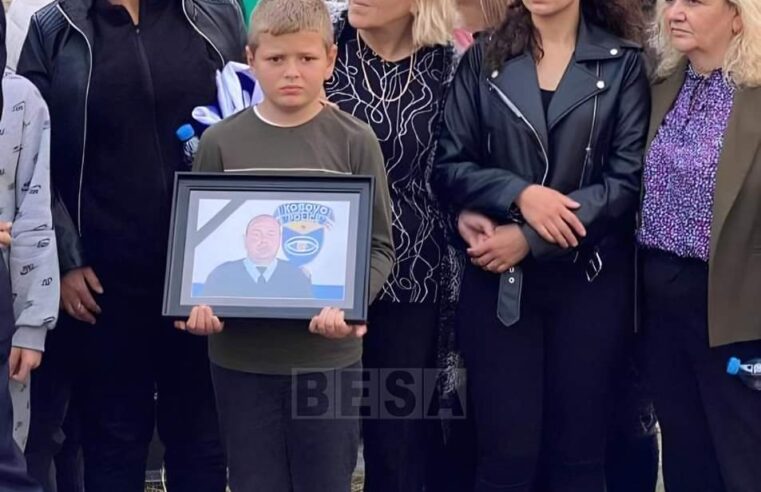 Djali i vogël i heroit Afrim Bunjaku duke mbajtur fotografinë e babait të rënë për atdhe 💔