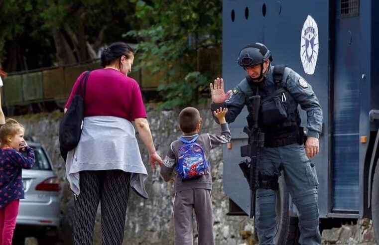 Polici i Kosovës duke përshëndetur një fëmijë në fshatin Banjskë të Zveçanit
