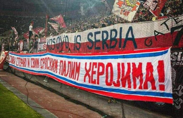 Skandal: Tifozët grek të Olympiacosit shpalosin banerin ‘Kosova është Serbi’ në derbin ndaj Aris