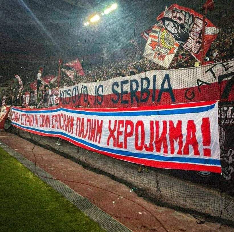 Skandal: Tifozët grek të Olympiacosit shpalosin banerin ‘Kosova është Serbi’ në derbin ndaj Aris