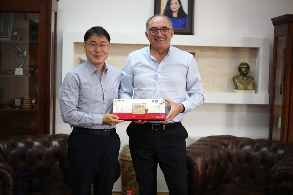 Kryetari Totaj takohet me biznesmenin koreano jugor, James Chung