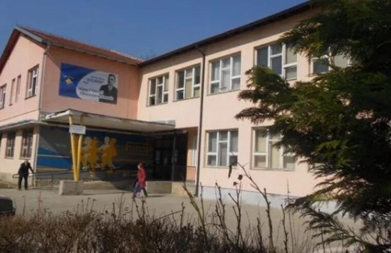 Përjashtimi i nxënëses me shami/ Drejtoresha e shkollës në Pejë kërkon ndihmën e Policisë, denoncon kërcënimet