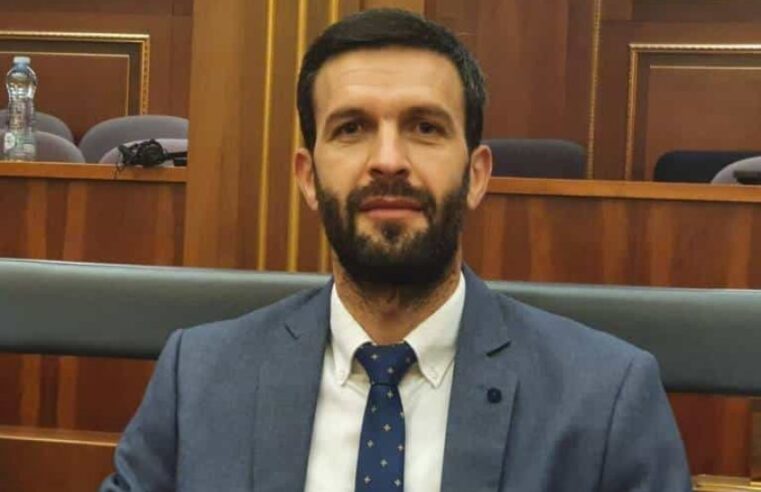 Rrahmani përplaset me Nagavcin në Kuvend për nxënësen me shami: A po keni frikë, a po kërcënoheni nga dikush