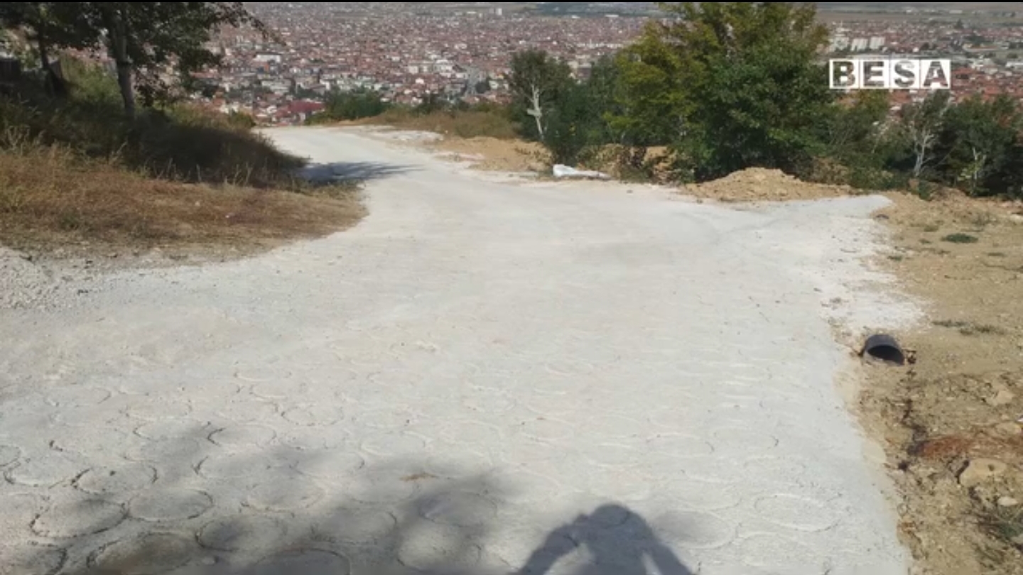 Inspektoriati Komunal intervenon në rrugën e shtruar për në ”Pashaqeshme” hiqet betoni (VIDEO)