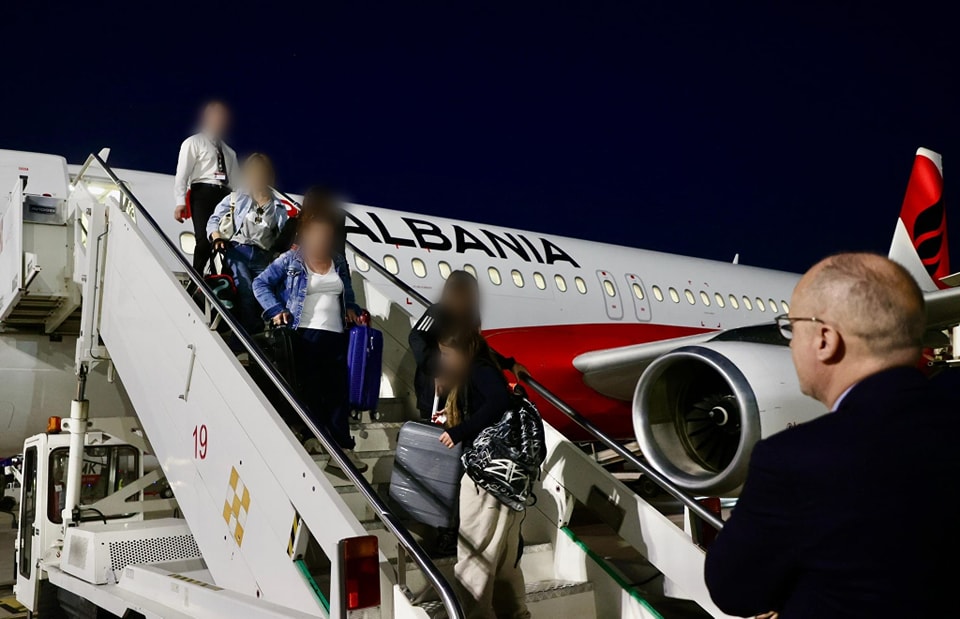 Lufta në Izrael, mbërrin në Rinas avioni i parë me 40 pasagjerë, në mesin e tyre ka edhe kosovarë