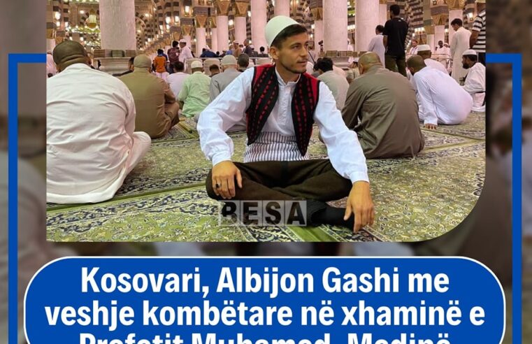 Kosovari, Albijon Gashi me veshje kombëtare në xhaminë e Profetit Muhamed, Medinë