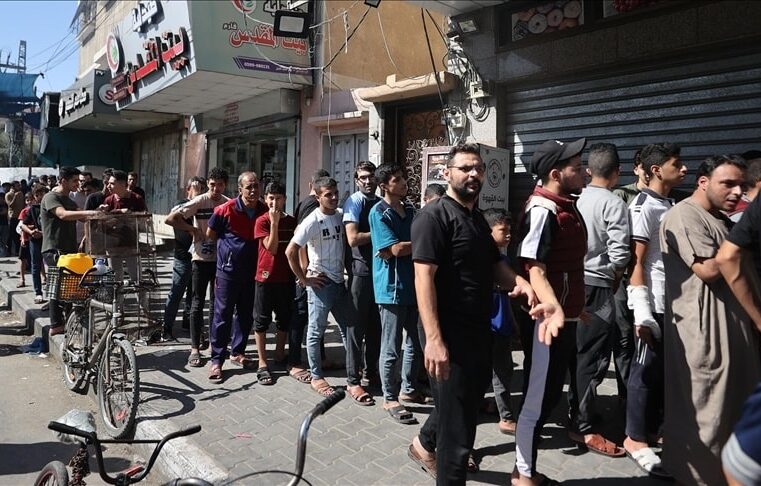 Radhë të gjata para furrave në Gaza: “Nuk kemi miell për nesër”